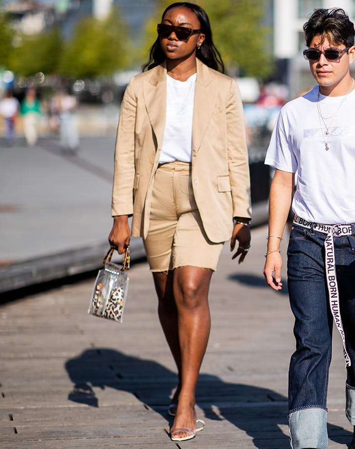 Костюм с шортаминовая тенденция захватившая Нью-Йорк, вот как её носить